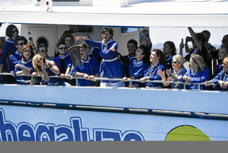 Nadia Nemeh Shomaly Bermeoko alkatea, teila jaurtitzen.