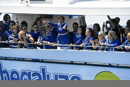 Nadia Nemeh Shomaly Bermeoko alkatea, teila jaurtitzen.