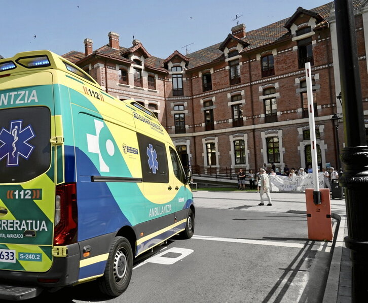 Anbulantzia bat, Bilbon, Osakidetzaren egoera salatzeko protestaren aurrean.