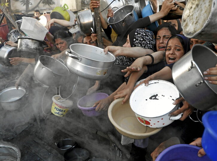 Palestinos a la espera de recibir comida en Al-Rimal (Gaza).