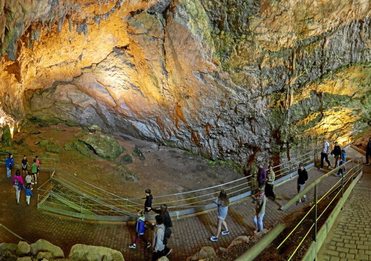 Mendukiloko leizera egindako bisita baten irudia.