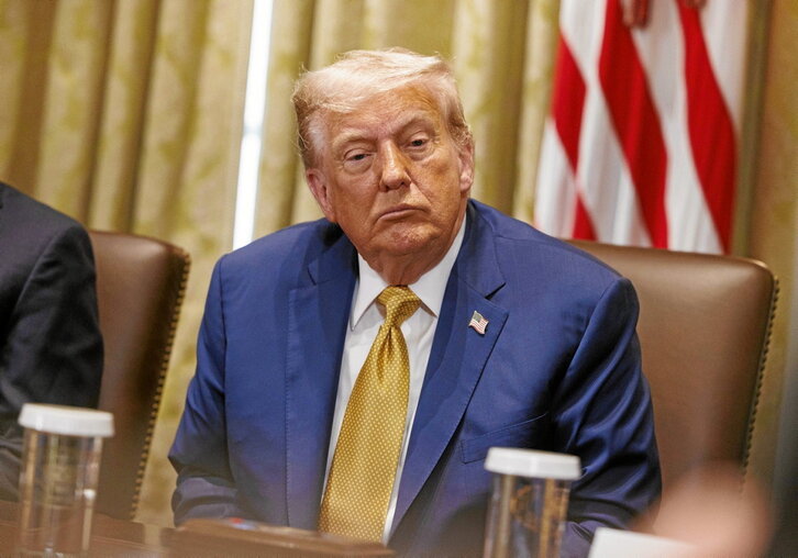 Donald Trumpek «sorgin-ehiza» salatu du. Atentzioa desbideratzeko saiakera da.