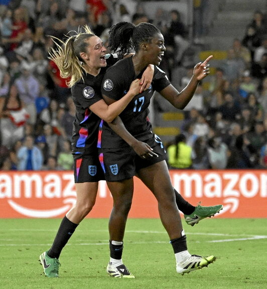 Agyemang y Toone celebran el empate.