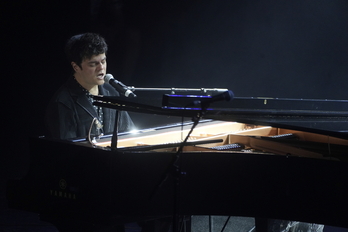 Jamie Cullum, durante su concierto inaugural en la 60ª edición del Jazzaldia donostiarra.