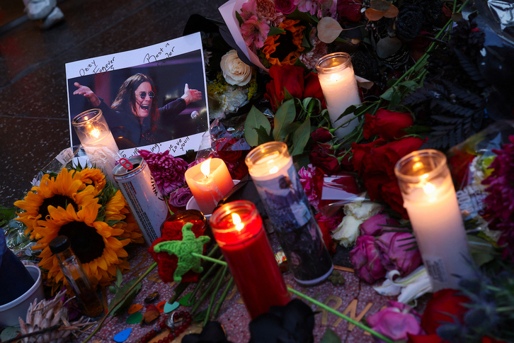 Flores, velas y fotos en la estrella de Ozzy Osbourne en el Paseo de la Fama de Los Ángeles.