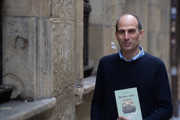 Eneko Bidegain, ‘Bichta Éder’ eleberriaren aurkezpenean.