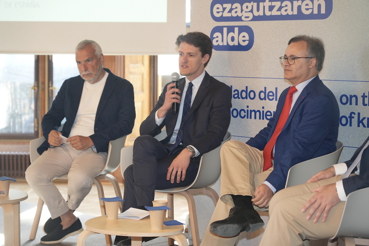 Stefano Sannino, a la izquierda; y Haizam Amirah Fernández, a la derecha, durante la presentación de su charla en el Palacio de Miramar.