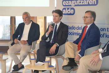 Stefano Sannino, a la izquierda; y Haizam Amirah Fernández, a la derecha, durante la presentación de su charla en el Palacio de Miramar.