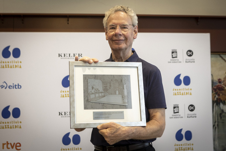 El batería británico Bill Bruford, con el premio Donostiako Jazzaldia.