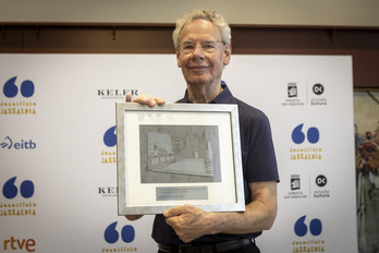 El batería británico Bill Bruford, con el premio Donostiako Jazzaldia.