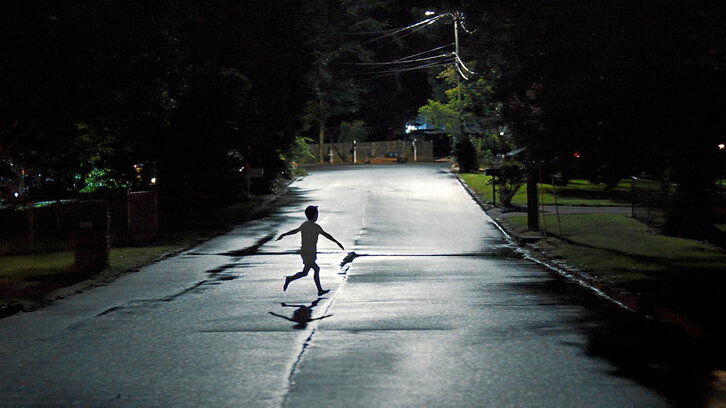 Escena de «Weapons», película de terror dirigida por Zach Cregger en la que una noche desaparecen todos los niños de una clase de primaria.