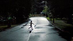 Escena de «Weapons», película de terror dirigida por Zach Cregger en la que una noche desaparecen todos los niños de una clase de primaria.