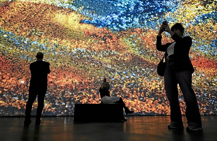 «in situ: Refik Anadol», exposición con IA en la que se reinterpreta la arquitectura del  creador del Museo Guggenheim de Bilbo y en el que se puede ver la instalación «Arquitectura viva: Gehry».