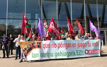 Concentración de CCOO Euskadi ante la sede de Auzo Lagun S. Coop.