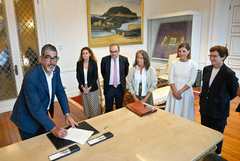Eneko Goia firma la compra de los cuarteles de Loiola ante cargos del Gobierno español y del Ayuntamiento de Donostia.