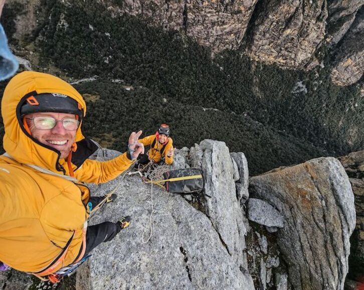 Iker y Eneko Pou, durante la ascensión a la vía ‘Karma de Cóndores’.