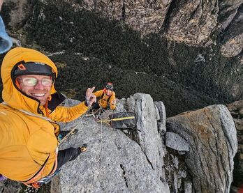Iker y Eneko Pou, durante la ascensión a la vía ‘Karma de Cóndores’.