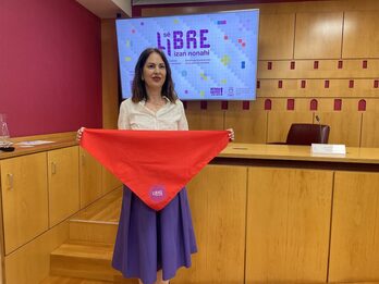 La concejala de Igualdad, Ana López de Uralde, con el pañuelo que se repartirá.