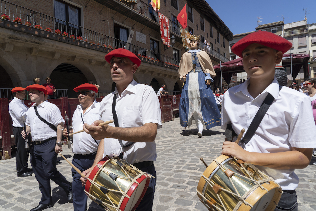 Dultzainari eta erraldoiak, iaz, Garesko Udaletxe aurrean.
