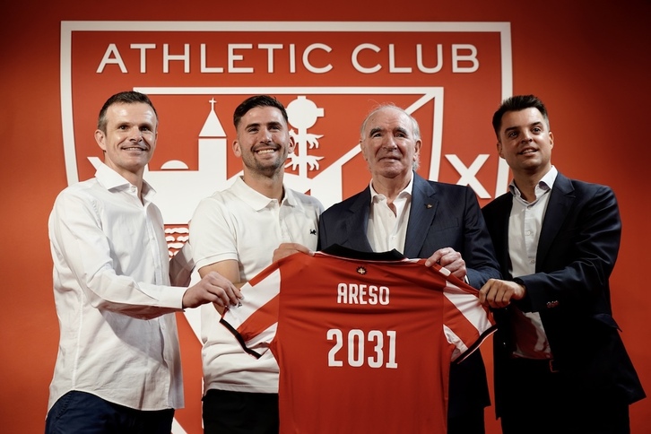 Areso posando con la camiseta rojiblanca junto a Iribar, Uriarte y Mikel González.