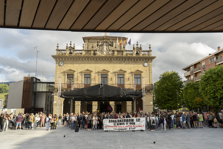 Arrazakeria eta faxismoaren aurkako mobilizazioa egin dute Irunen.