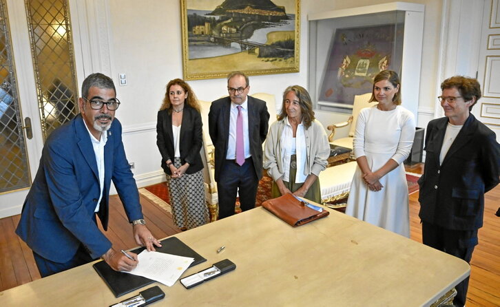 Eneko Goia firma la compra de los cuarteles de Loiola ante cargos del Gobierno español y del Ayuntamiento de Donostia.