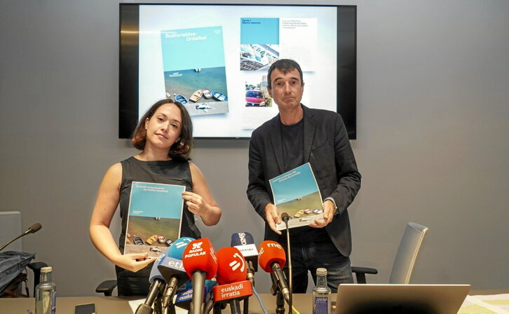 Itziar Moreno y Gorka Espiau, codirectora y director, respectivamente, del ALC, muestran el informe.