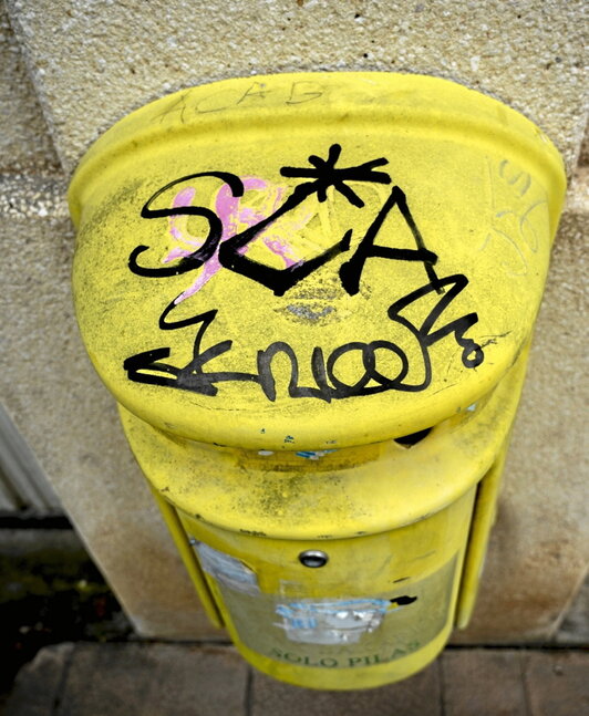 ACAB escrito en el contenedor de pilas.