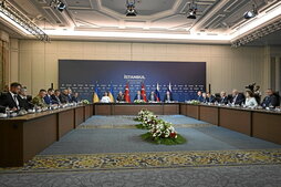 Las delegaciones de Ucrania y Rusia, bajo la mediación de Turquía, ayer en Estambu