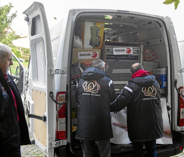 Voluntarios de Zaporeak guardan material y alimentos para llevar a Lesbos.