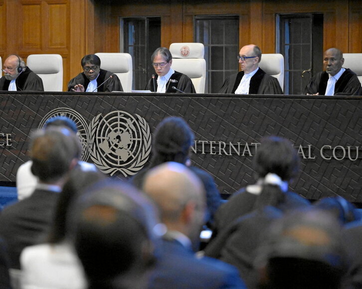 Los miembros de la CIJ, con Iwasawa Yuji en el centro, reunidos ayer en la Haya.