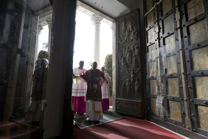 Leon XIV.a Aita Santua.