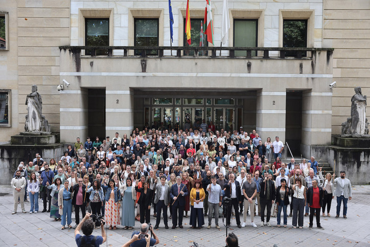 Alkate, hautetsi eta euskalgintzako kideak Justizia Auzitegi Nagusiaren egoitzaren aurrean bildu dira.