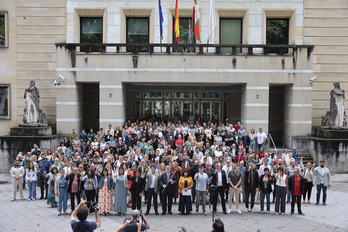 Alkate, hautetsi eta euskalgintzako kideak Justizia Auzitegi Nagusiaren egoitzaren aurrean bildu dira.