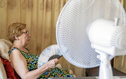 Irudian, emakume bat egun bero batean atseden hartzen. Beroak gogorrago eragiten die emakumeei, tenperaturak tenperatura zaintza lanak egiten jarraitzen dutelako, besteak beste.