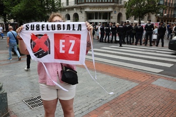 Una de las manifestantes con una bandera en contra del proyecto de la subfluvial.