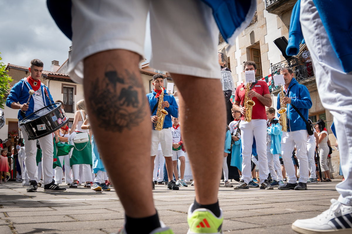 Olaztin ostegun eguerdian bota dute jaietako txupinazoa. Irudian, kaleko giroa. (Aitor KARASATORRE | FOKU)