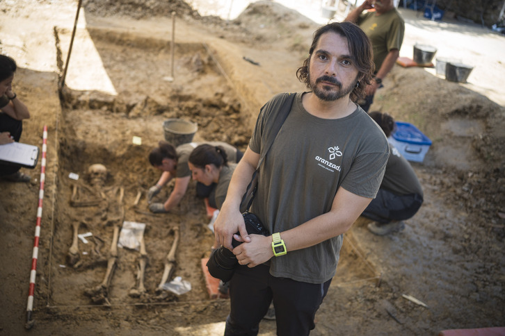 Mauro Saravia, en el cementerio de Zornotza, en cuya fosa documenta las labores de Aranzadi.