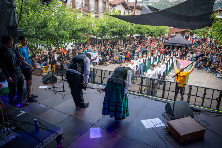 Hatortxu Rock jaialdiaren azken edizioari hasiera eman diote Lakuntzan.