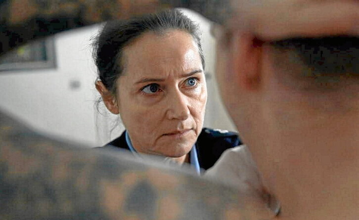 Sidse Babett Knudsen, filmeko eszena batean.