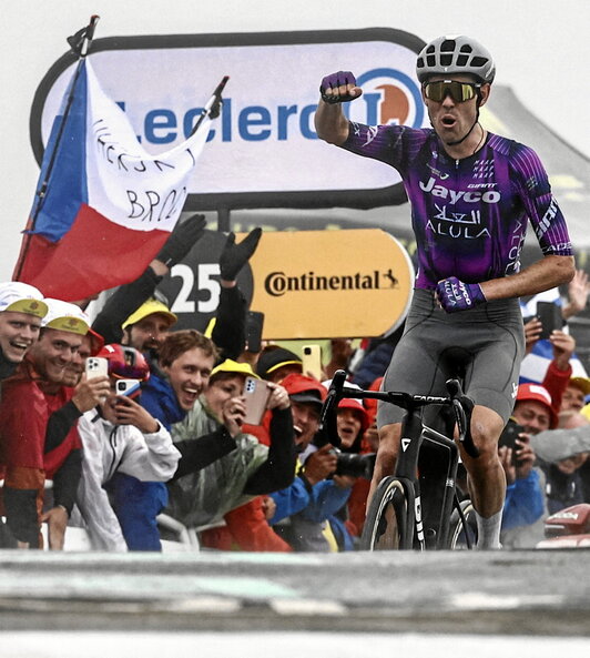 Ben O’Connor celebra su histórica subida a La Loze.