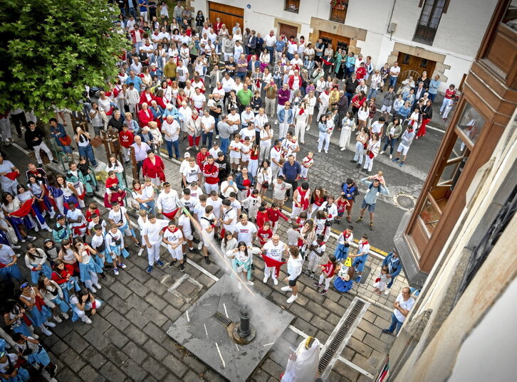 Lehenbiziko eta laugarren argazkiak Olatzagutiko atzoko txupinazokoak dira.