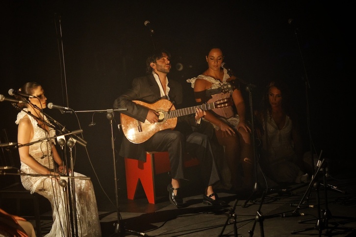 Yerai Cortés propuso ayer en el Kursaal su obra escenica ‘Guitarra coral’.
