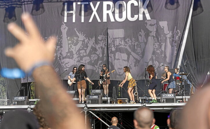 Une zirraragarriak bizi izan zituzten bertaratuek Lakuntzako alkatearen harrera hitzekin, dantzekin eta, nola ez, agur jaialdiko lehenengo kontzertuekin.