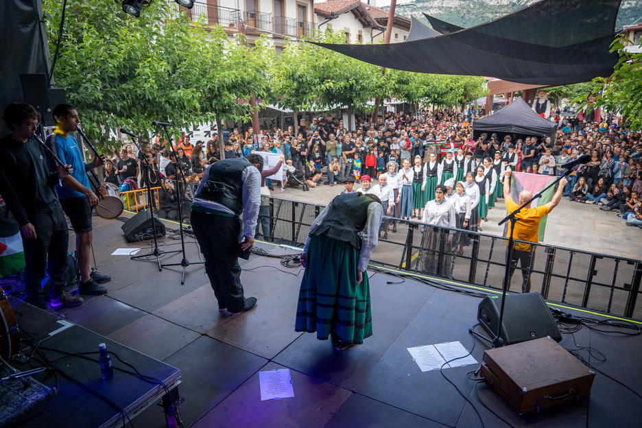 Dantzarien agurrarekin eman zioten hasiera ospakizunari. Dantzarien agurrarekin eman zioten hasiera ospakizunari.