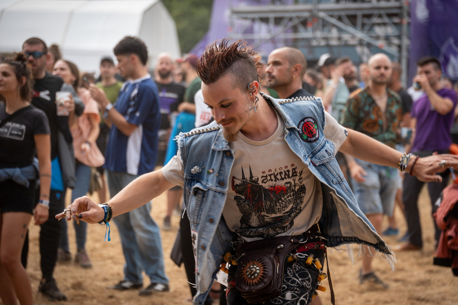 Aniztasuna eta askatasuna dira sustatzen dituzten baloreetako batzuk. Aniztasuna eta askatasuna dira sustatzen dituzten baloreetako batzuk.