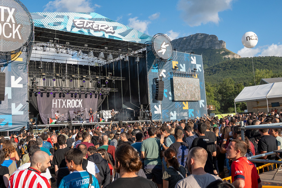 Jendeak primeran erantzun zuen. Jendeak primeran erantzun zuen.