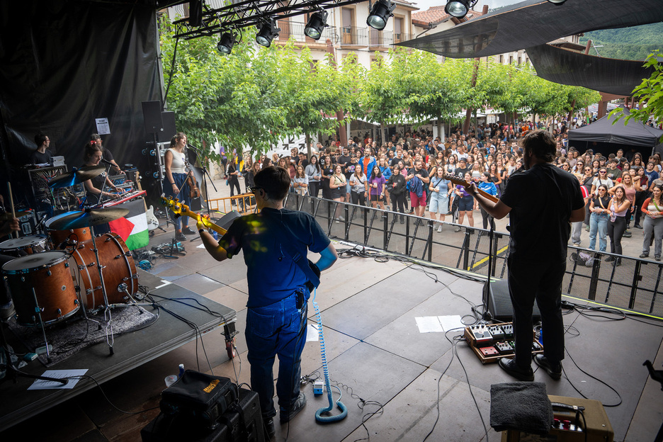 Jendeak primeran erantzun zuen. Jendeak primeran erantzun zuen.