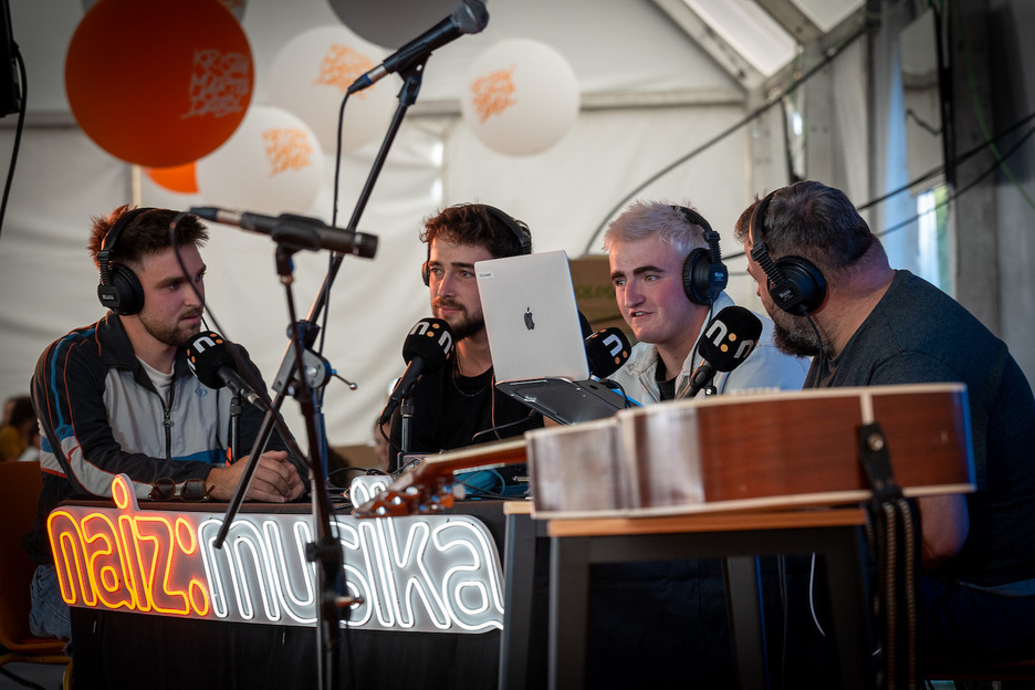 NAIZ Irratiaren standean elkarrizketa musikatuak egiten ari dira. Irudian, Maskak Itsasu eta Bidarraiko taldea, Iker Gurrutxagarekin. NAIZ Irratiaren standean elkarrizketa musikatuak egiten ari dira. Irudian, Maskak Itsasu eta Bidarraiko taldea, Iker Gurrutxagarekin.