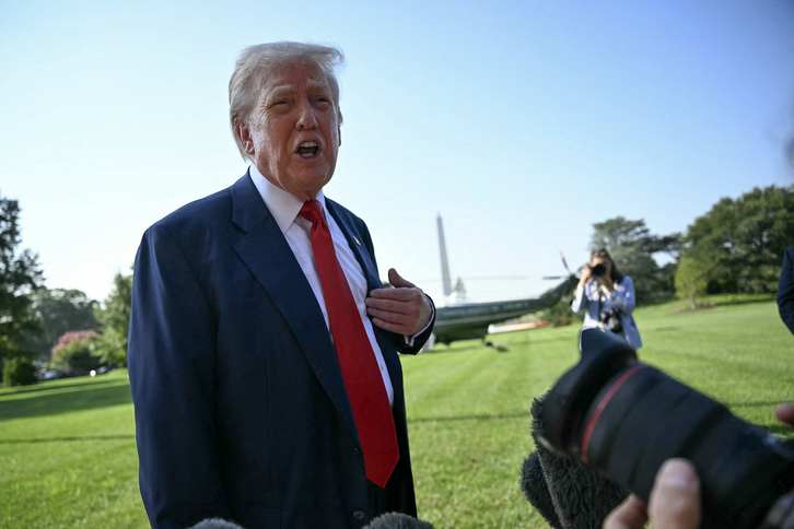Trump habla con los periodistas antes de subir al Marine One rumbo a Escocia.